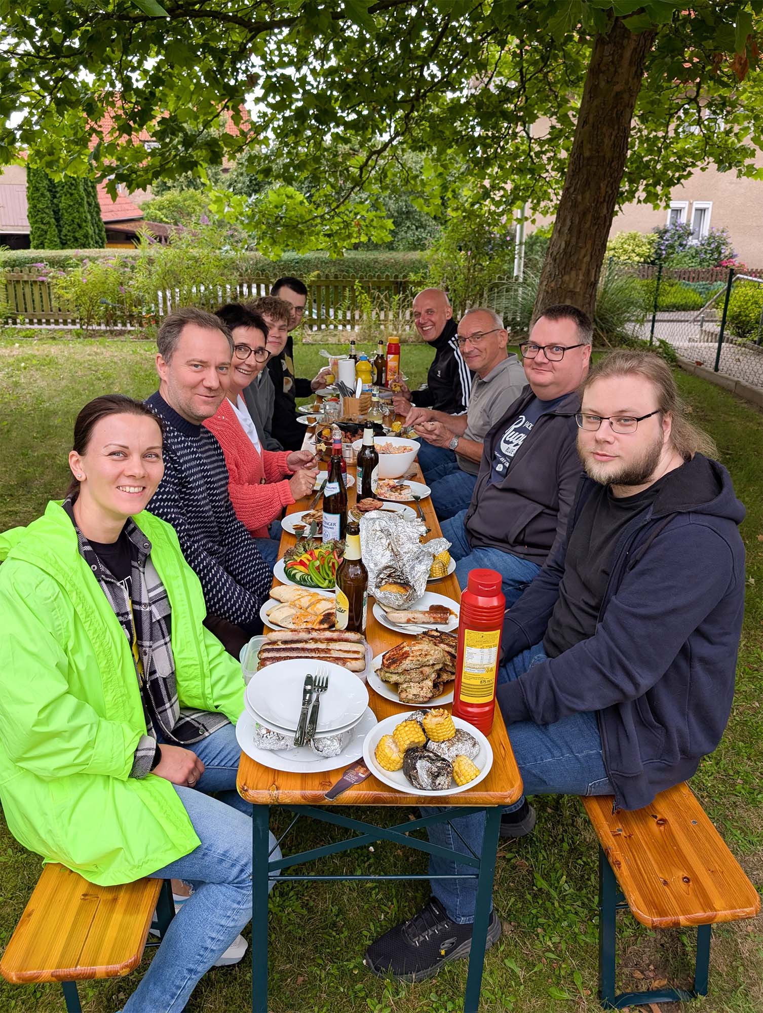 Gruppenaufnahme vom Agenturteam bei einer gemeinsame Grillung