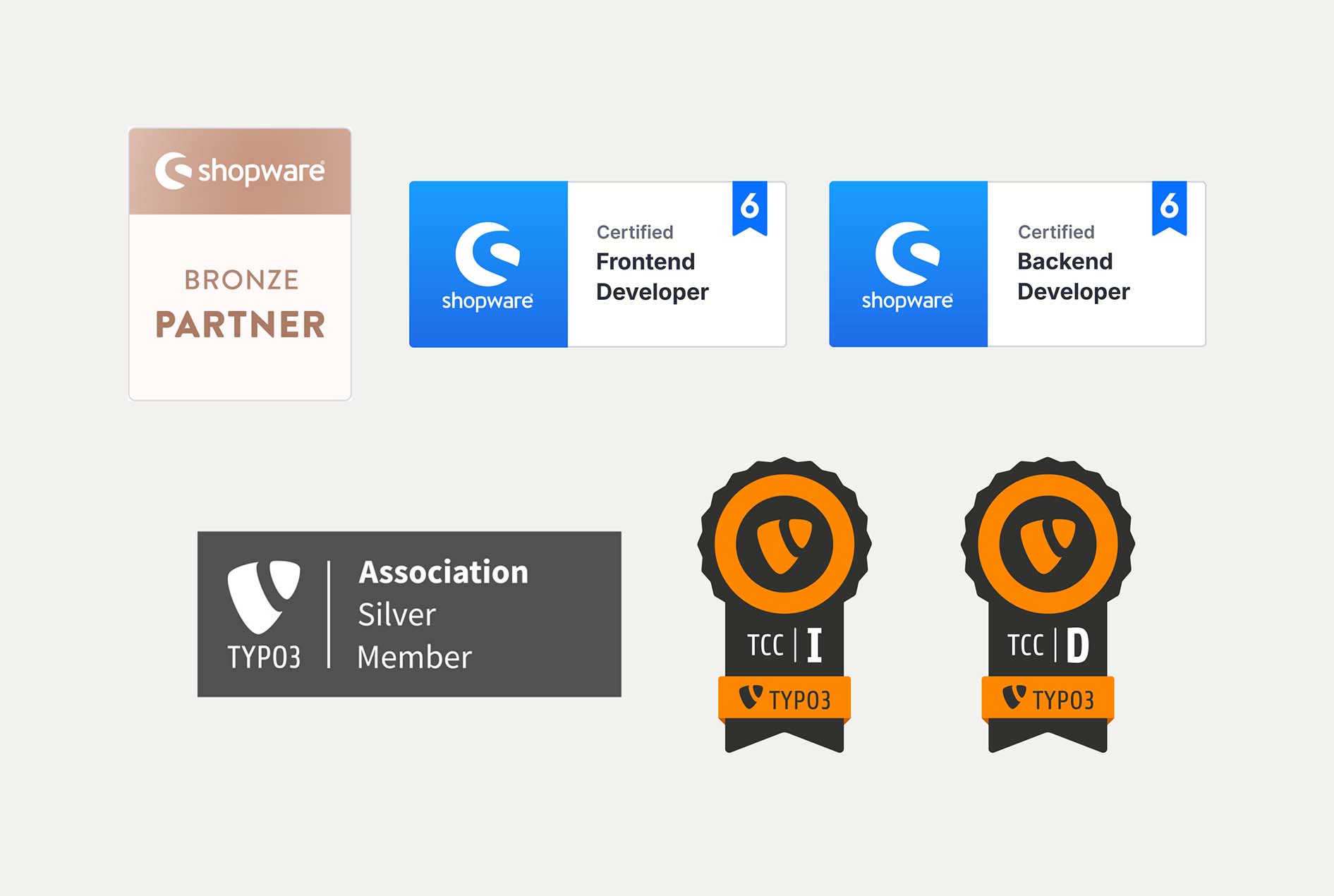 Logos von TYPO3 und Shopware sowie Entwickler Zertifizierungen als Nachweis der Kompetenz einer Agentur.