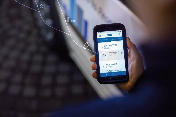 Smartphone mit einer digitalen Anwendung als Beispiel für moderne mobile Weblösungen und App-Entwicklung.