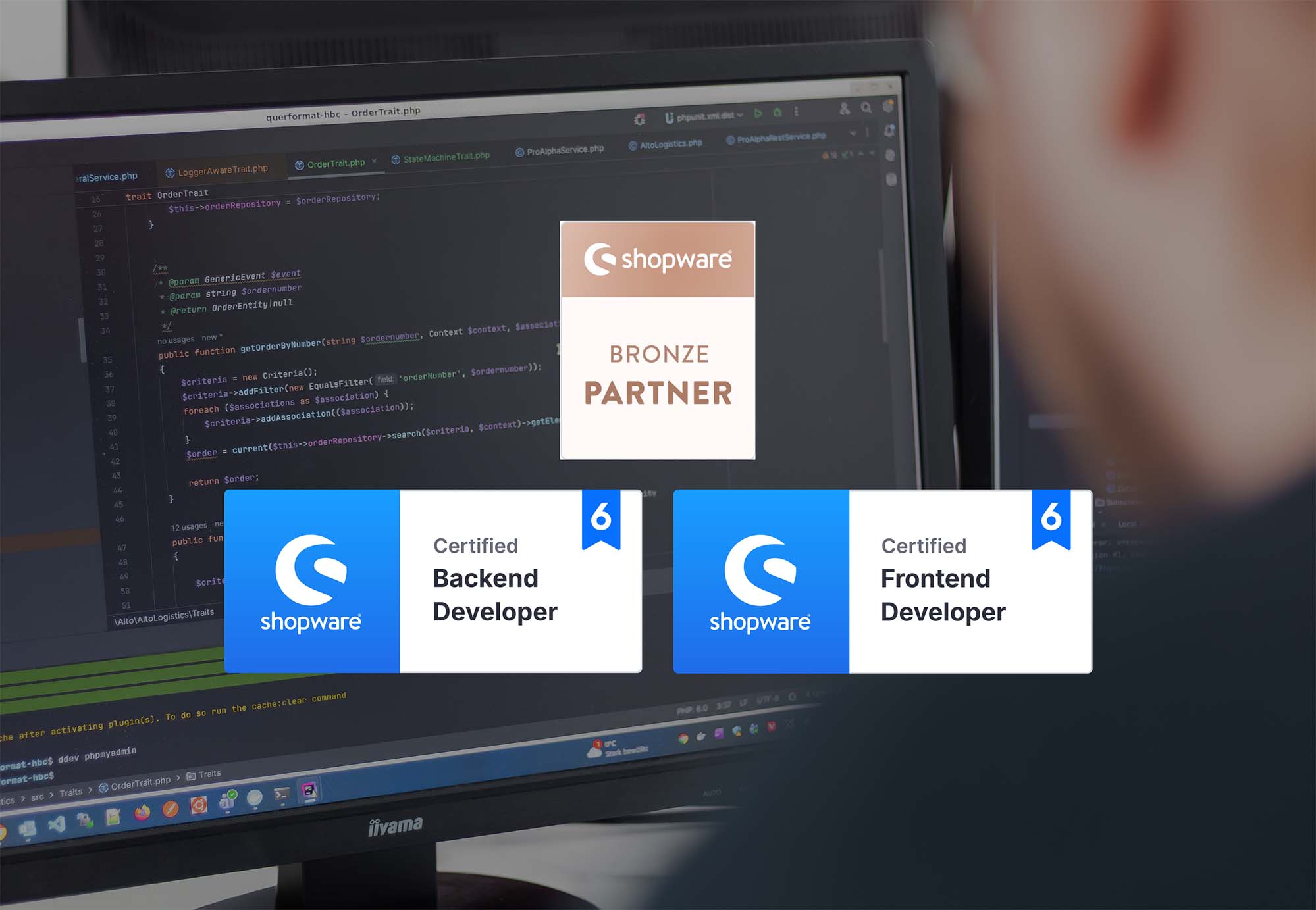 Bildkomposition aus Backend-Programmcode und offiziellen Shopware 6 Zertifizierungen für Webagenturen.