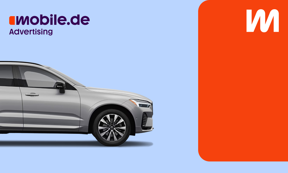 Werbemotiv von mobile.de Advertising mit angeschnittenem silbernen SUV auf hellblauem Hintergrund