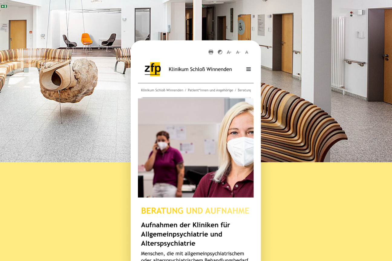 Mobile Website-Ansicht des Klinikums Schloß Winnenden vor hellem Klinikfoyer mit Bereich Beratung und Aufnahme